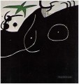 Mujer frente al lienzo giratorio de Joan Miró